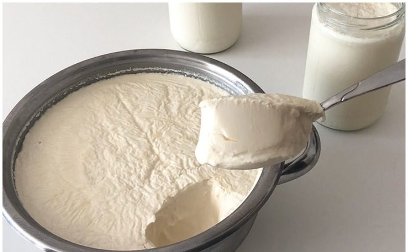 Formaggio fatto solo con latte: cuocere per 15 minuti, quindi aggiungere il lievito. Il formaggio è pronto entro la mattina