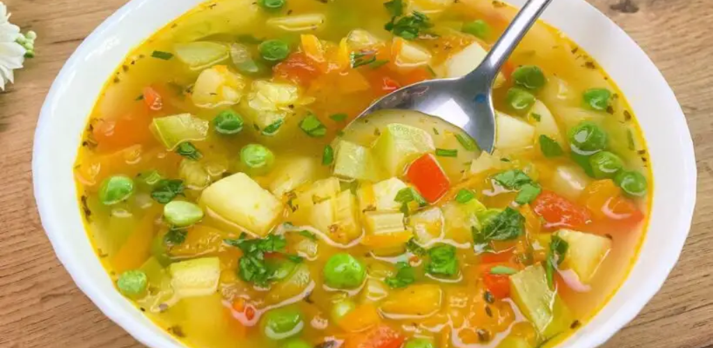 Ricetta della zuppa di verdure della nonna con crostini al parmigiano