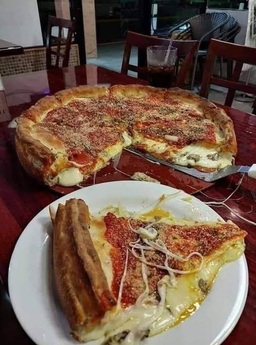 Pizza profonda fatta in casa in stile Chicago