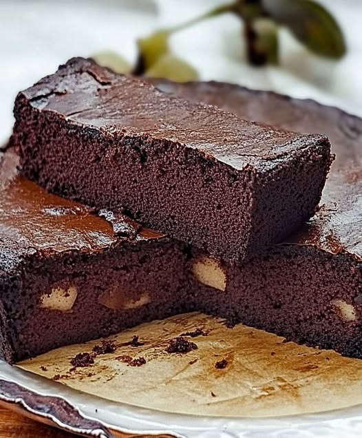 Pastel de chocolate saludable con manzanas y cacao