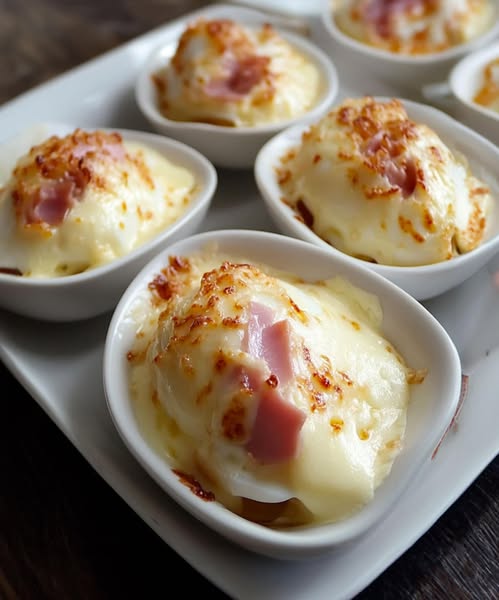Gratin di uova sode con besciamella al prosciutto e formaggio: un classico confortante