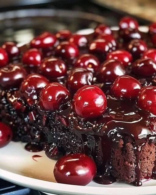 Torta rovesciata al cioccolato e ciliegie