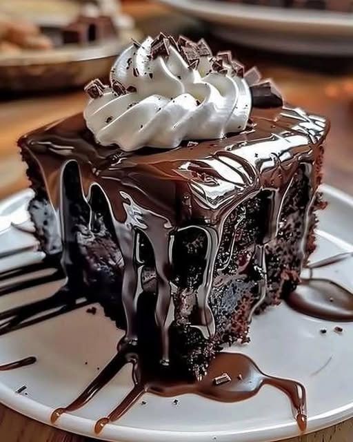 Torta al budino di cioccolato e fudge caldo