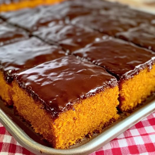 Torta Di Carote Su Vassoio Con Crosta Di Cioccolato