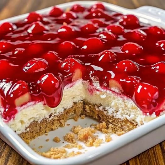 Torta Fredda alla Ciliegia con Croccante Base di Biscotti