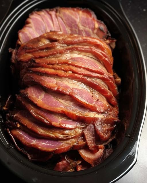Adoriamo il prosciutto cotto al miele, ma la versione del supermercato può essere costosa. Niente è meglio di farlo a casa con questa ricetta!