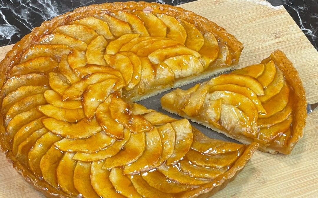 Torta di mele con impasto dolce e salsa di mele fatta in casa